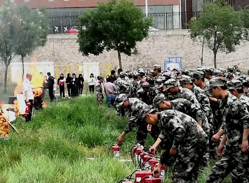 1537241853.jpg 学院举办消防知识讲座及实际灭火演练3.jpg