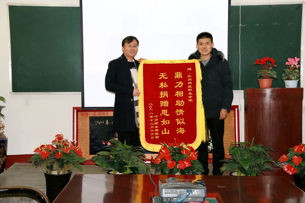 1545793752.jpg 向残疾贫困生叶树国同学捐款献爱心.jpg