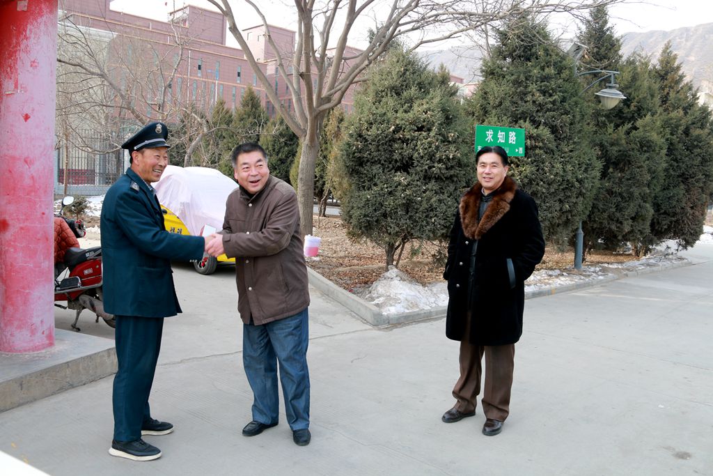 1548650378.jpg beat365英国官网网站领导慰问在岗教职工督查安全工作3.jpg