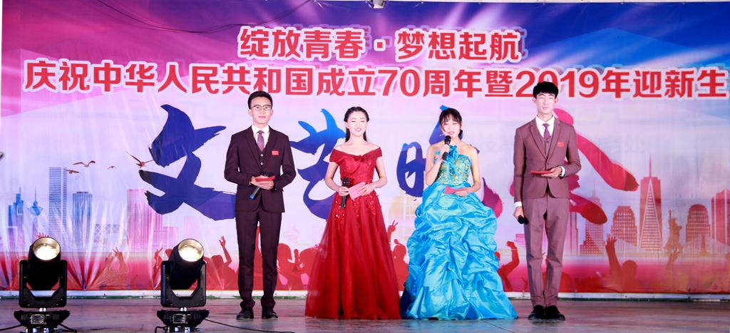 1569582796.jpg 庆祝建国70周年文艺晚会1.jpg