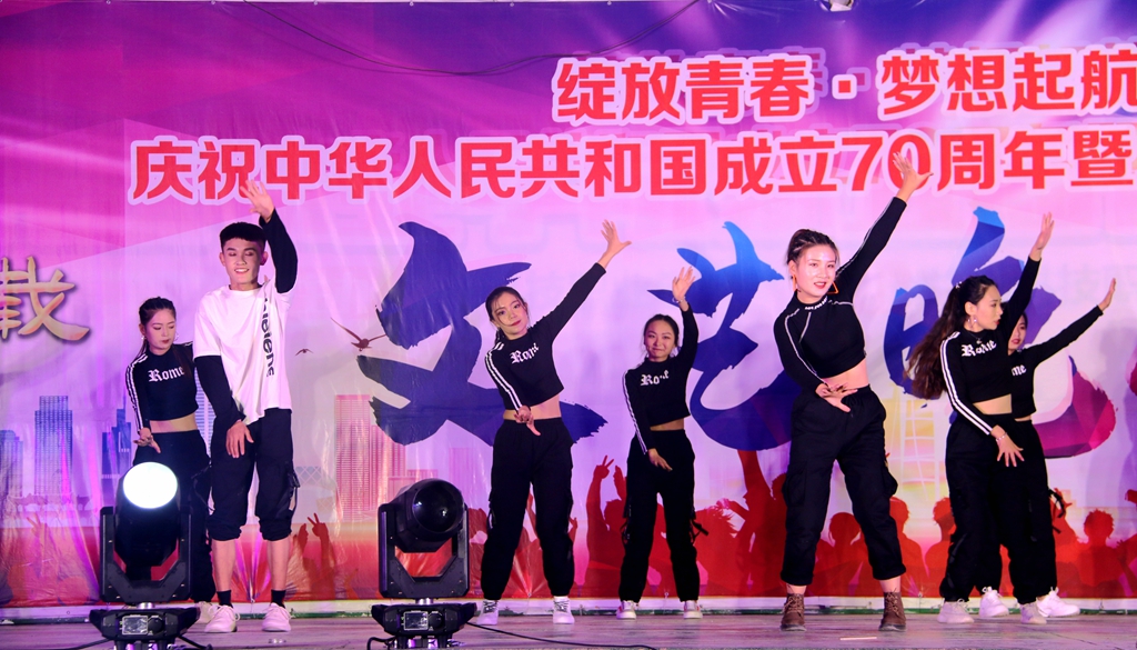 1569583330.jpg 庆祝建国70周年文艺晚会7.jpg