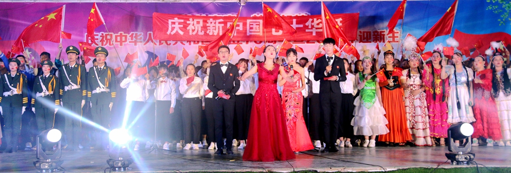 1569583530.jpg 庆祝建国70周年文艺晚会11.jpg