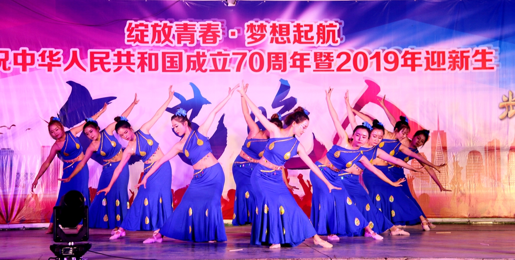 1569583698.jpg 庆祝建国70周年文艺晚会10.jpg