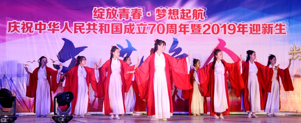 1569584259.jpg 庆祝建国70周年文艺晚会5.jpg
