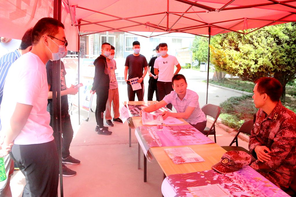 1592957877.jpg 学院开展“携笔从戎,绽放青春”征兵宣传工作2.jpg